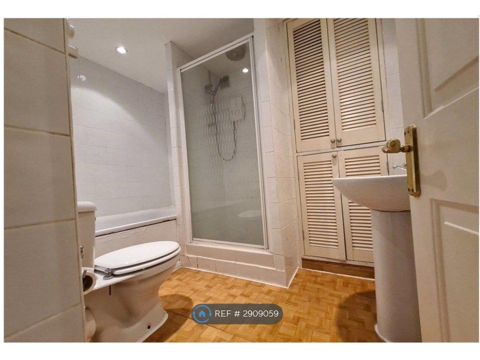 Property photo 3 of 10 Bathroom