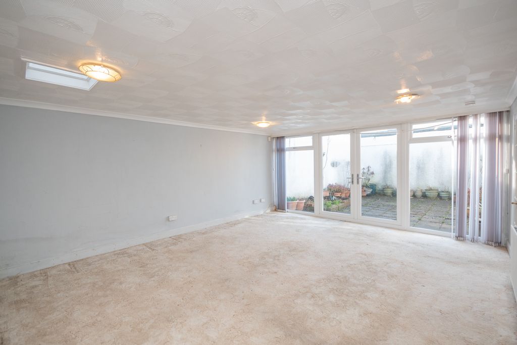 Property photo 2 of 16 Lounge