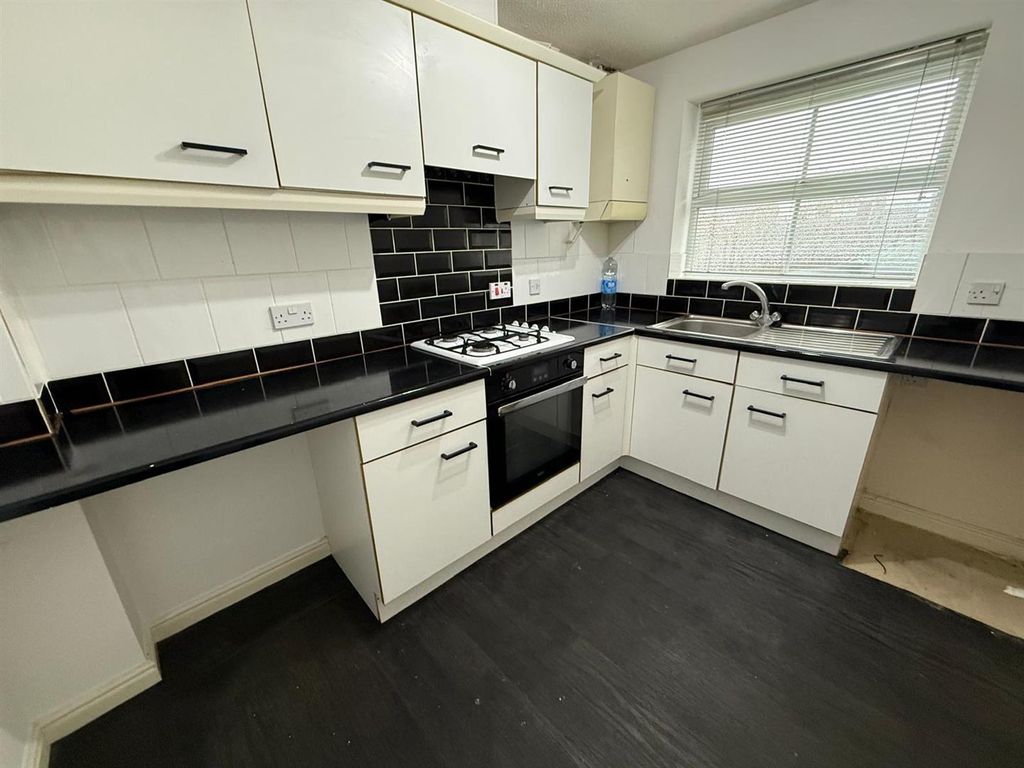 Property photo 3 of 11 Kitchen