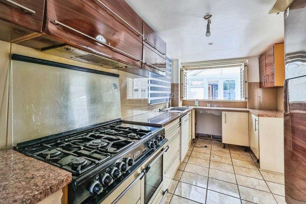 Property photo 3 of 17 Fitted Kitchen