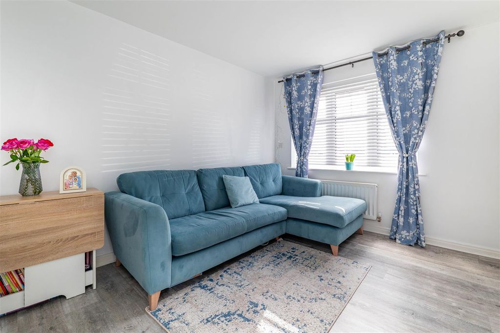 Property photo 2 of 24 Lounge