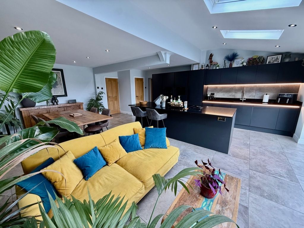 Property photo 3 of 32 Photo 12