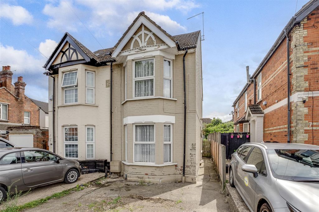 Property photo 1 of 12 5 Kitchener Road, Hp11 2Sh-1.Jpg