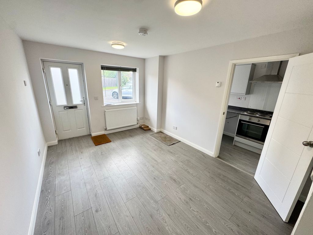 Property photo 3 of 5 9 Woodger Close - Living Room