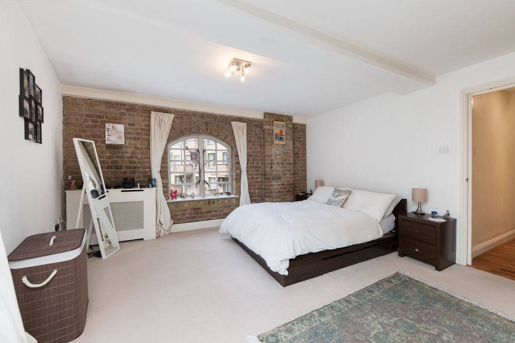 Property photo 3 of 14 St. Georges Wharf...