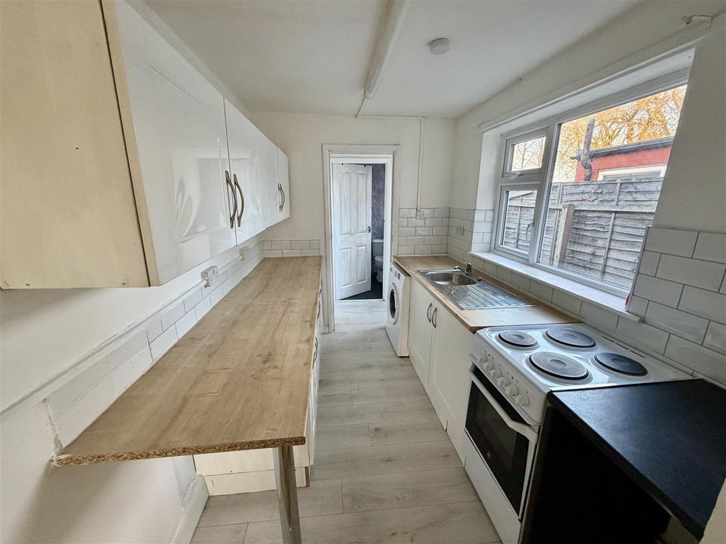 Property photo 3 of 10 Kitchen