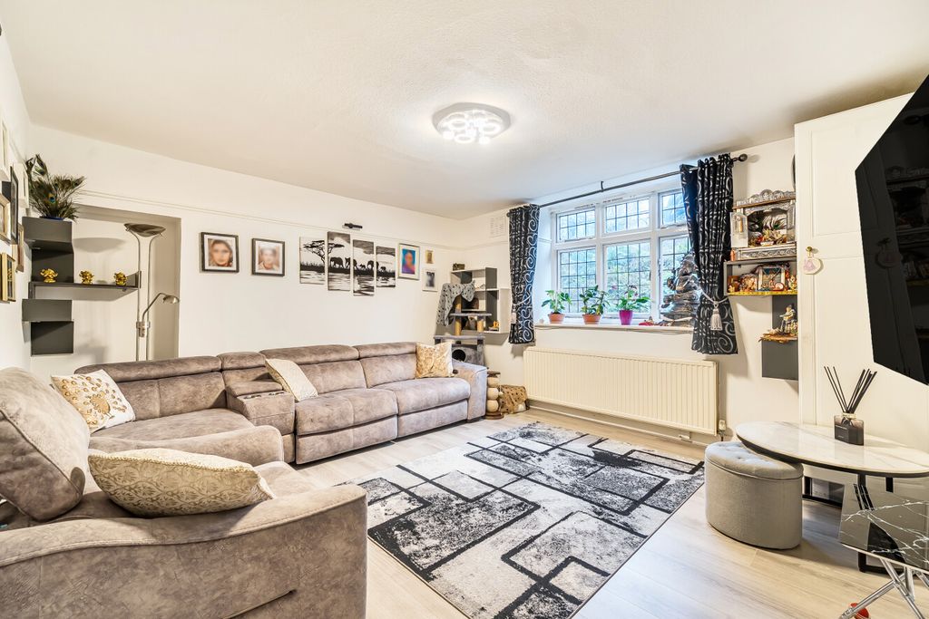 Property photo 2 of 19 1404828-18-698225...