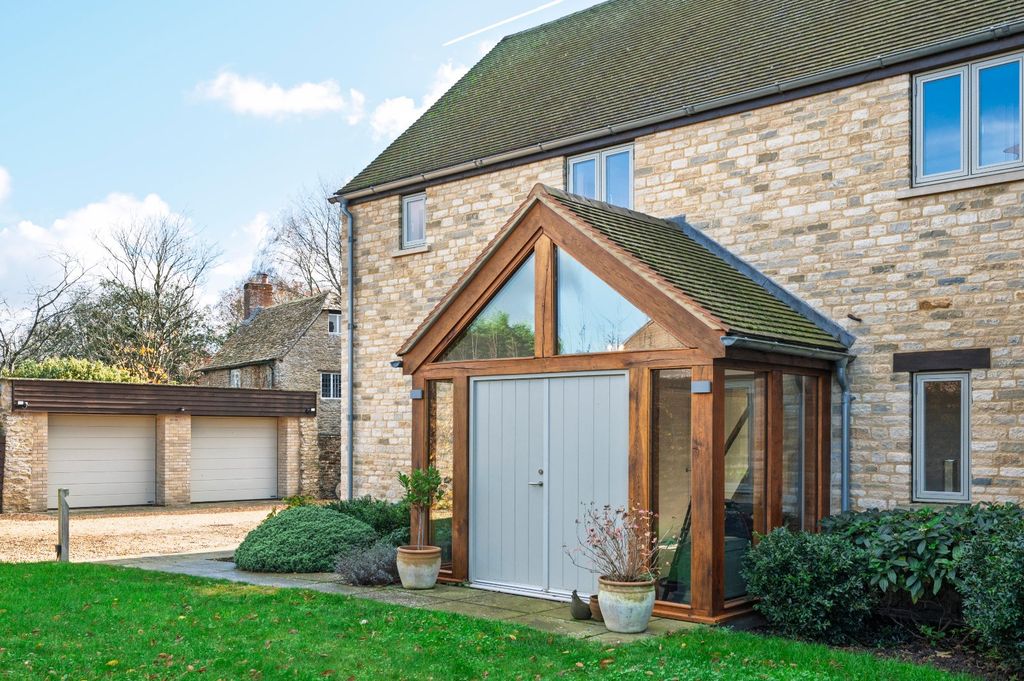 Property photo 2 of 19 Entrance