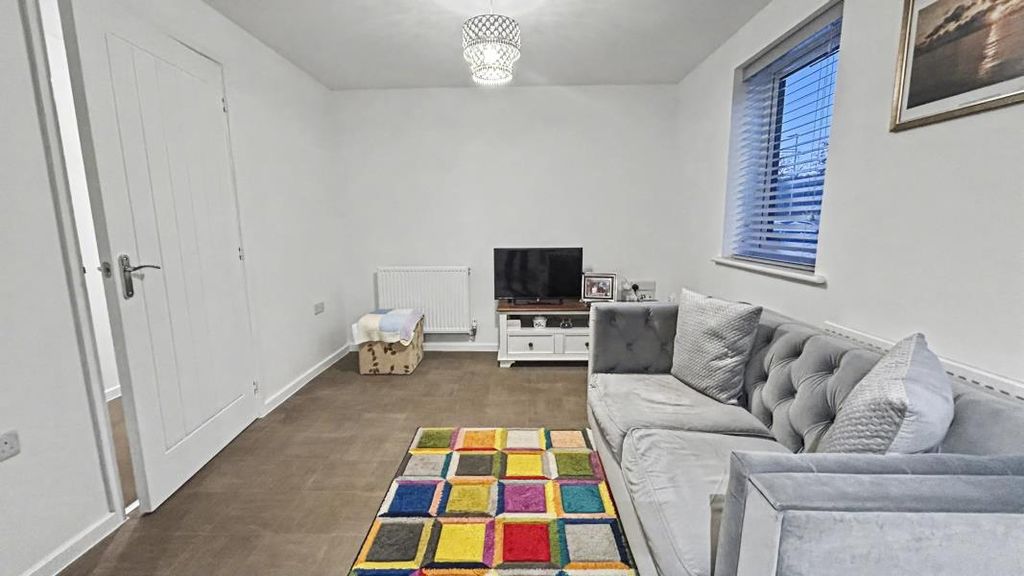 Property photo 2 of 8