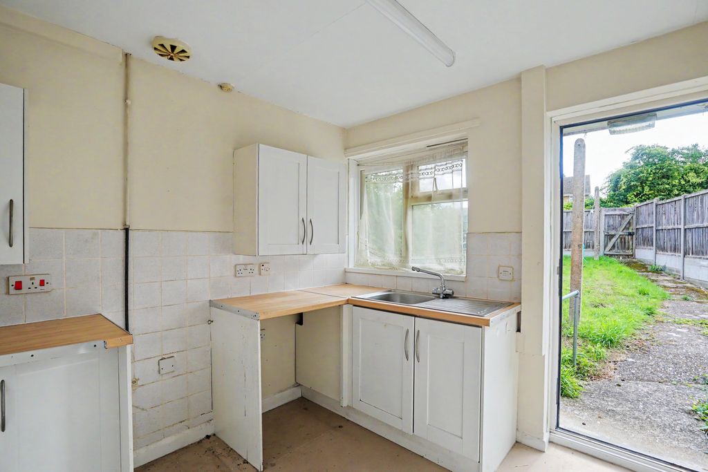 Property photo 2 of 14 67 Oak Lane, Upchurch, Kent, Me9 7Ay