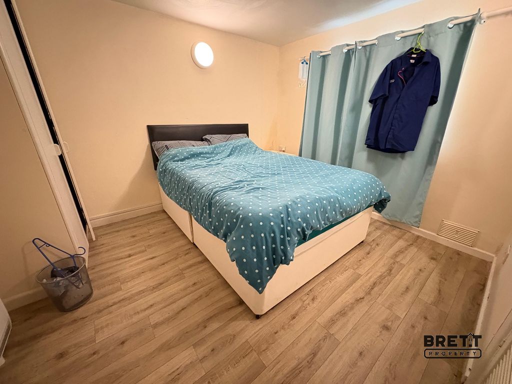 Additional image 6 of 6 bed flat for saleVictoria Road, Milford Haven, Pembrokeshire. SA73