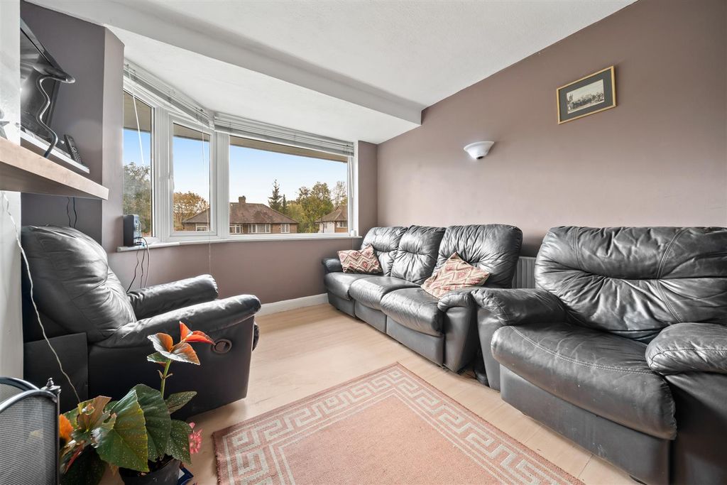 Property photo 3 of 8 8 Windsor Avenue, Colliers Wood, Sw19 2Rr-2.Jpg