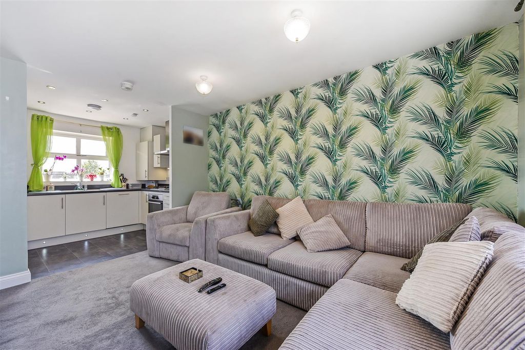 2 bed flat for saleDraper Close, Andover SP11 photo 4