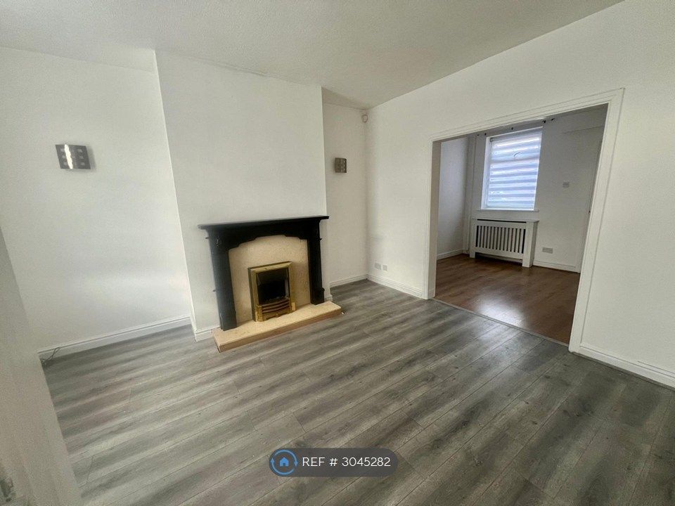 Property photo 3 of 10 Living Room