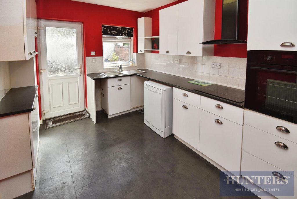 Property photo 3 of 10 Kitchen