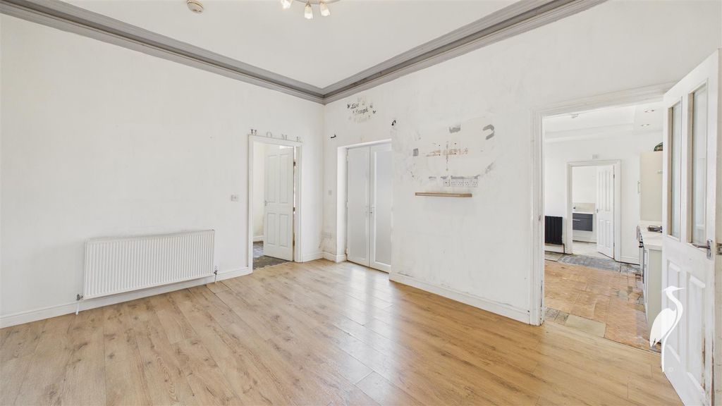 Property photo 3 of 15 Lounge