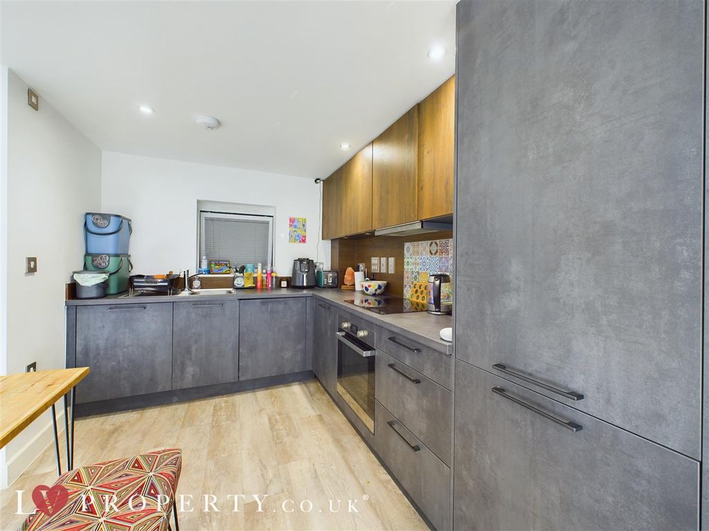Property photo 1 of 8 Cam05016G0-Pr0035-Still003.Jpg