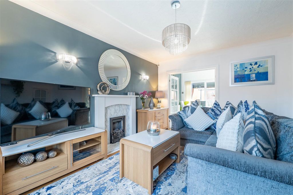 Property photo 2 of 22 Lounge