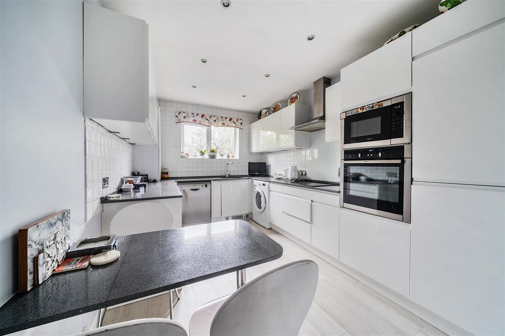 Property photo 2 of 15 Kitchen: