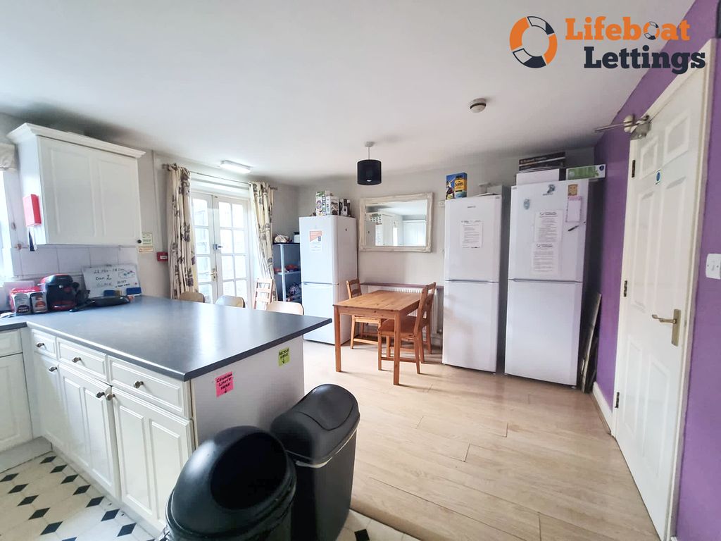 Property photo 3 of 9 Shared Kitchen Diner