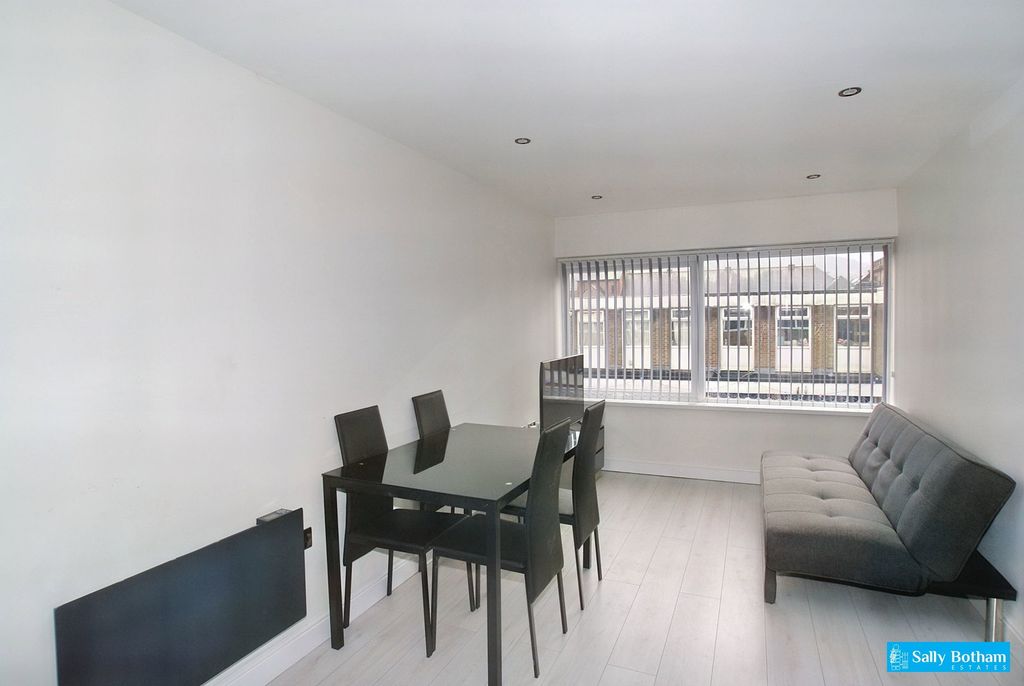Property photo 3 of 27
