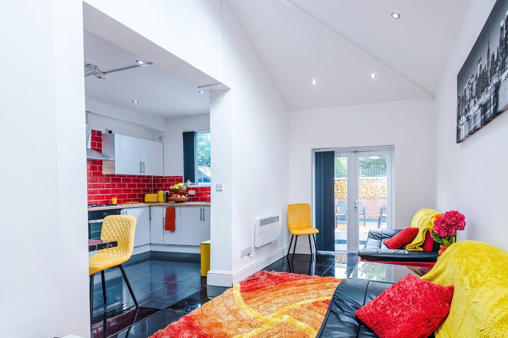 Property photo 1 of 33 Roberts Avenue