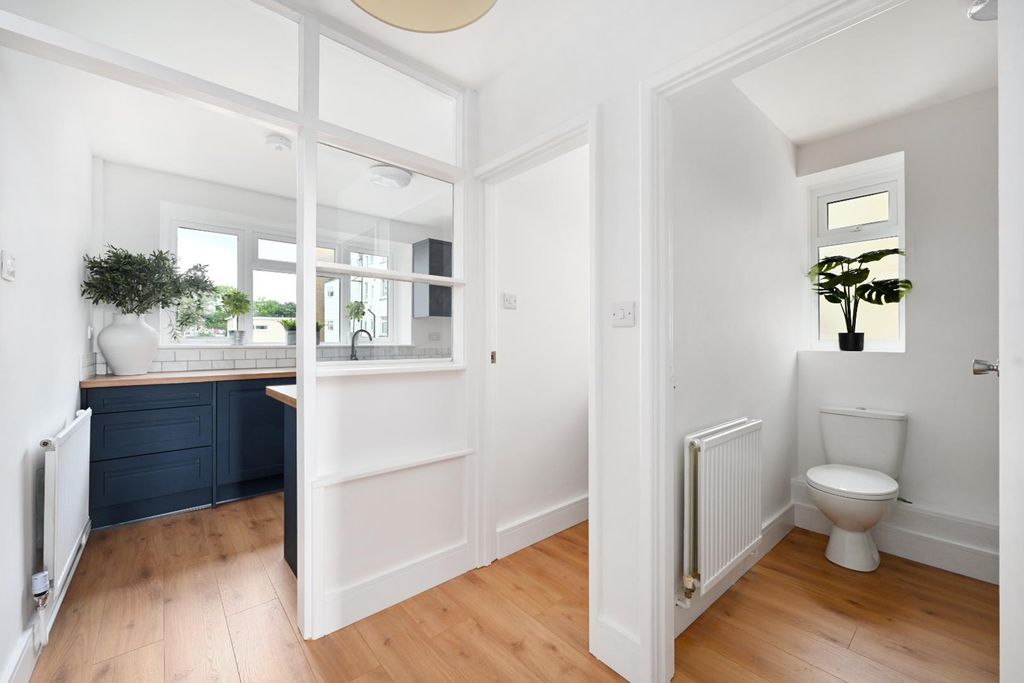 Property photo 2 of 7 Hallway