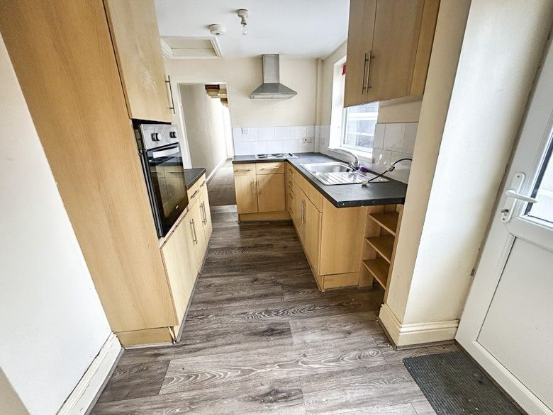 Property photo 3 of 11 Pbox-Kitchen-322066.Jpg