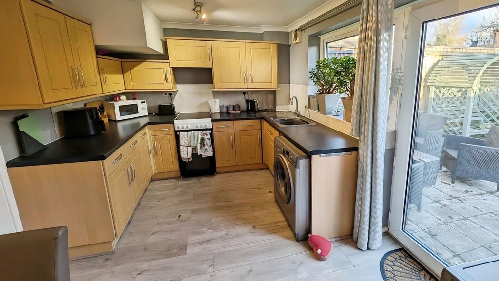 Property photo 3 of 13 49 Elizabeth Crescent Kitchen A.Jpg