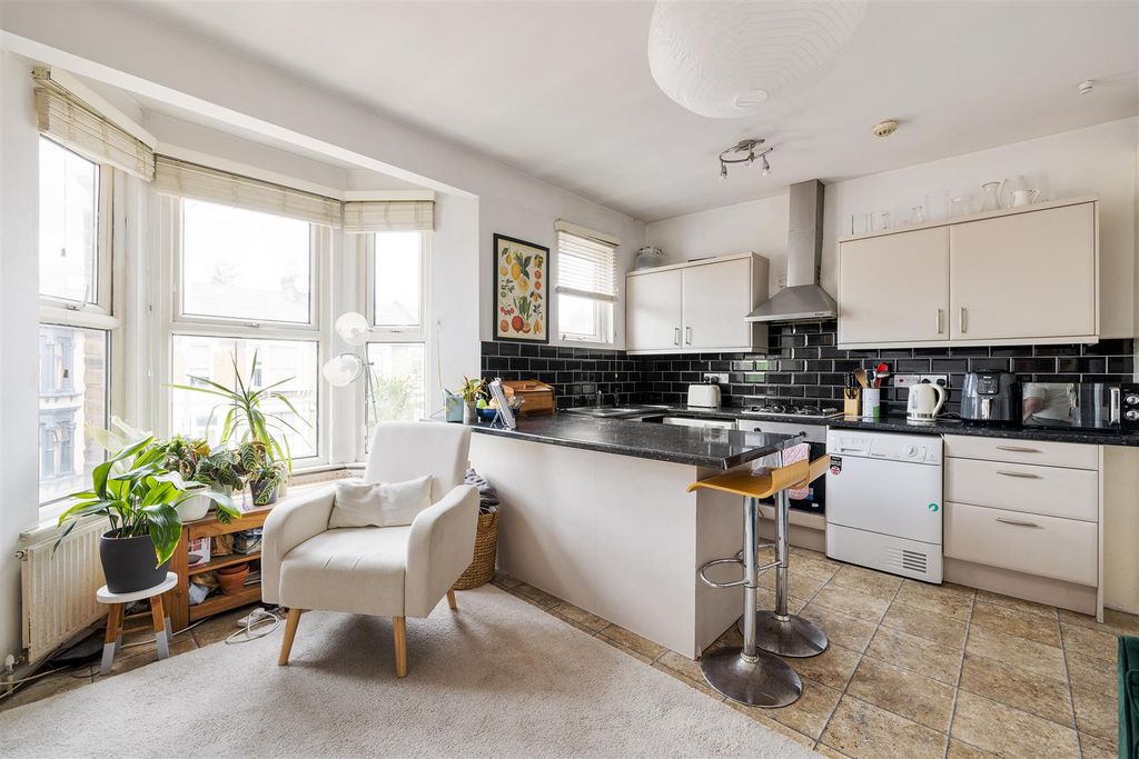 Property photo 3 of 17 Grove Green Road, E11