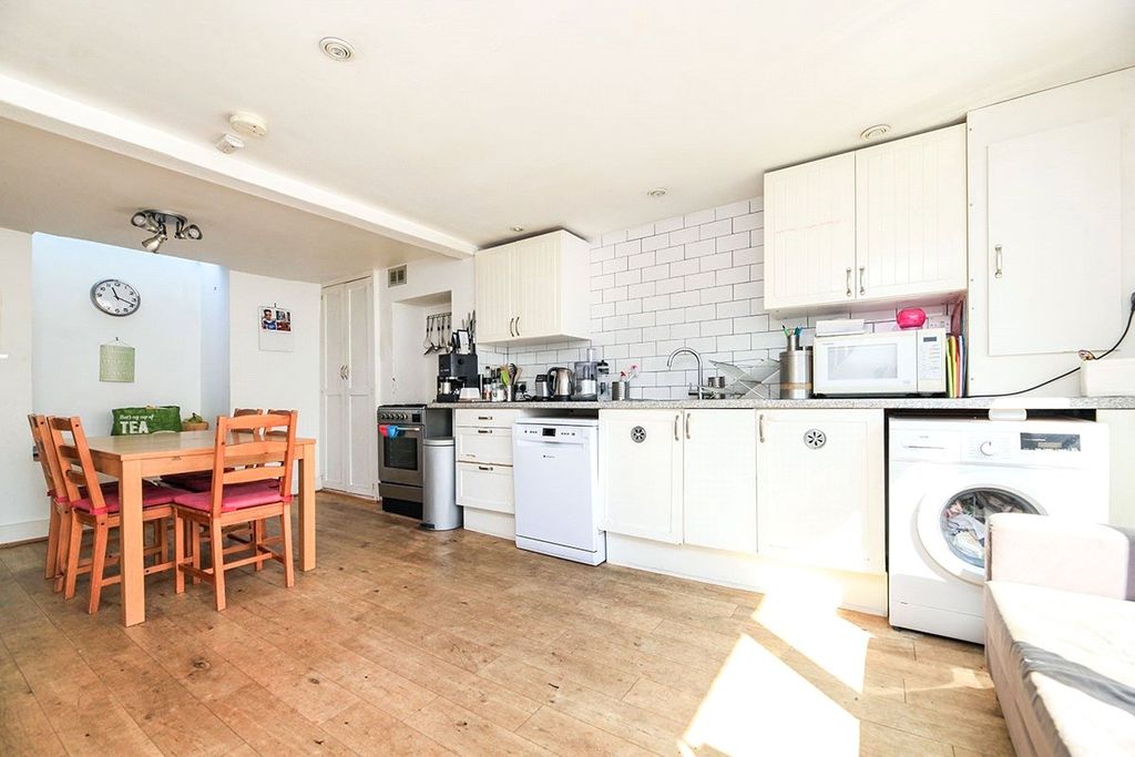 Property photo 3 of 9 Kitchen
