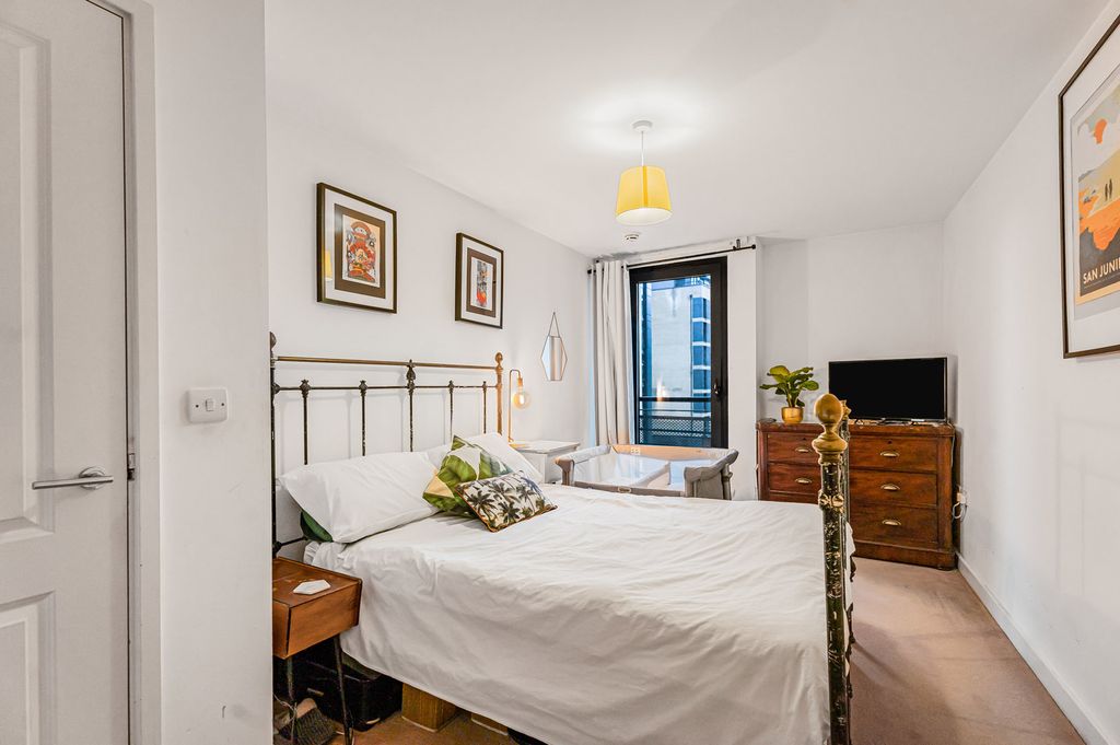 Property photo 3 of 18 Bedroom