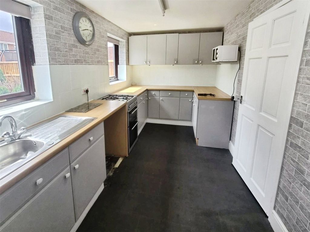 Property photo 3 of 9 Kitchen