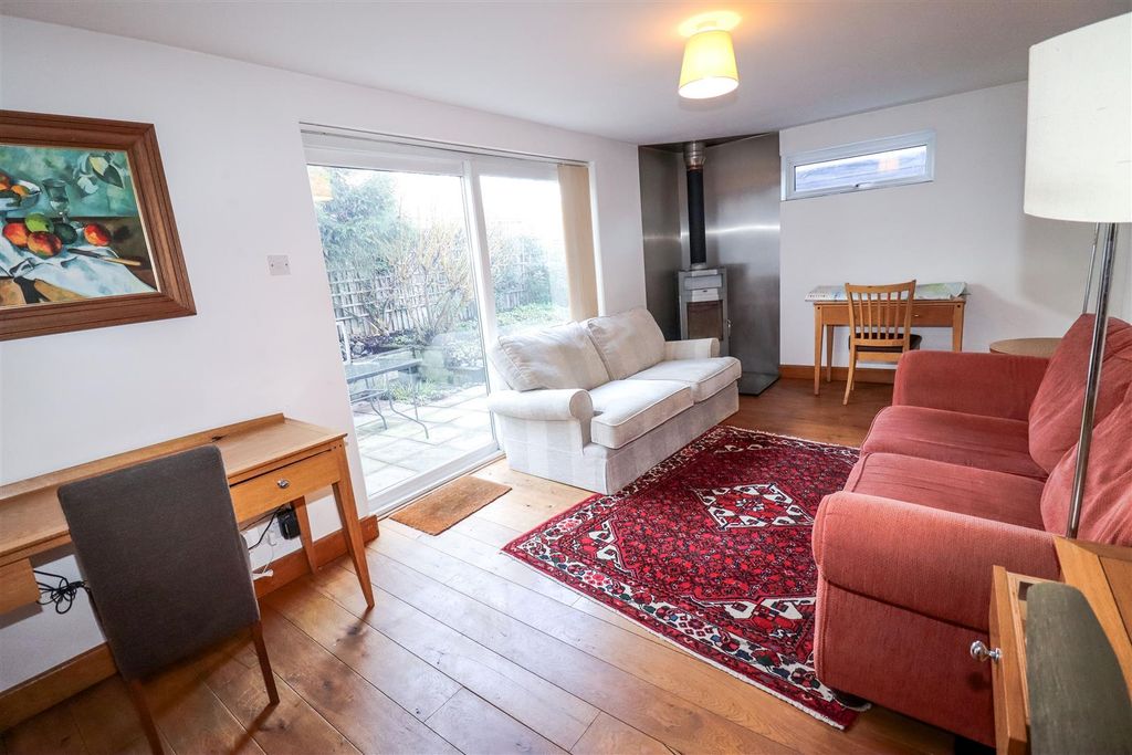 Property photo 3 of 28 Lounge