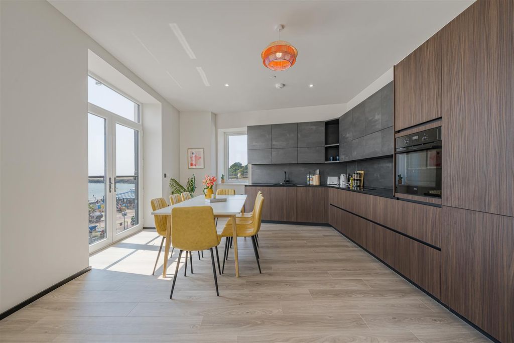 Property photo 3 of 16 A7406446.Jpg