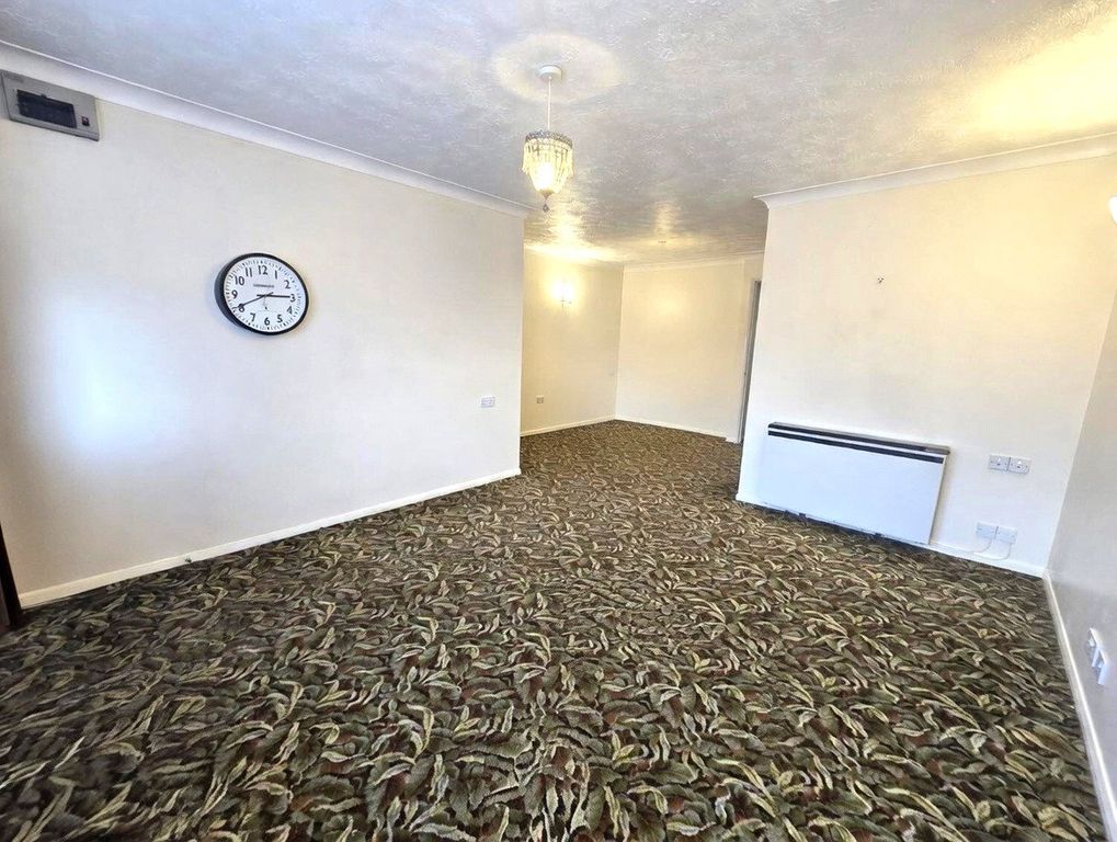 Property photo 3 of 6 Lounge