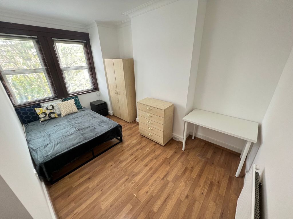 Property photo 1 of 12 A Bright And Tidy Double Bedroom Featuring Large W...