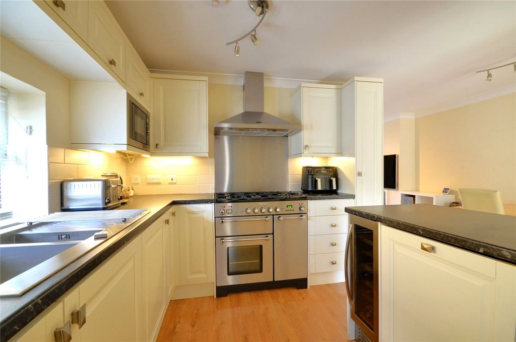 Property photo 3 of 19 Kitchen