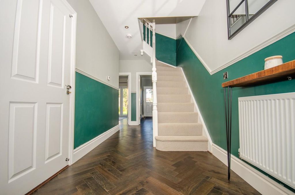 Property photo 2 of 23 Hallway.Jpg