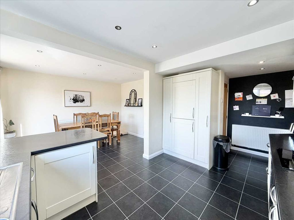 Property photo 3 of 33