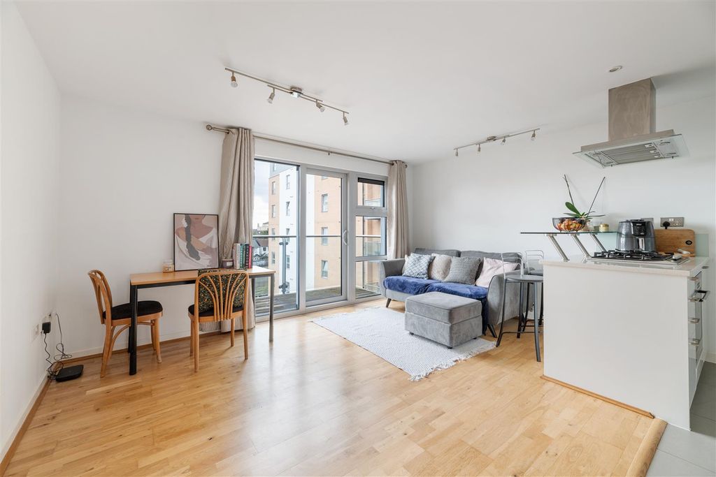 Property photo 1 of 26 Queen Mary Avenue, E18