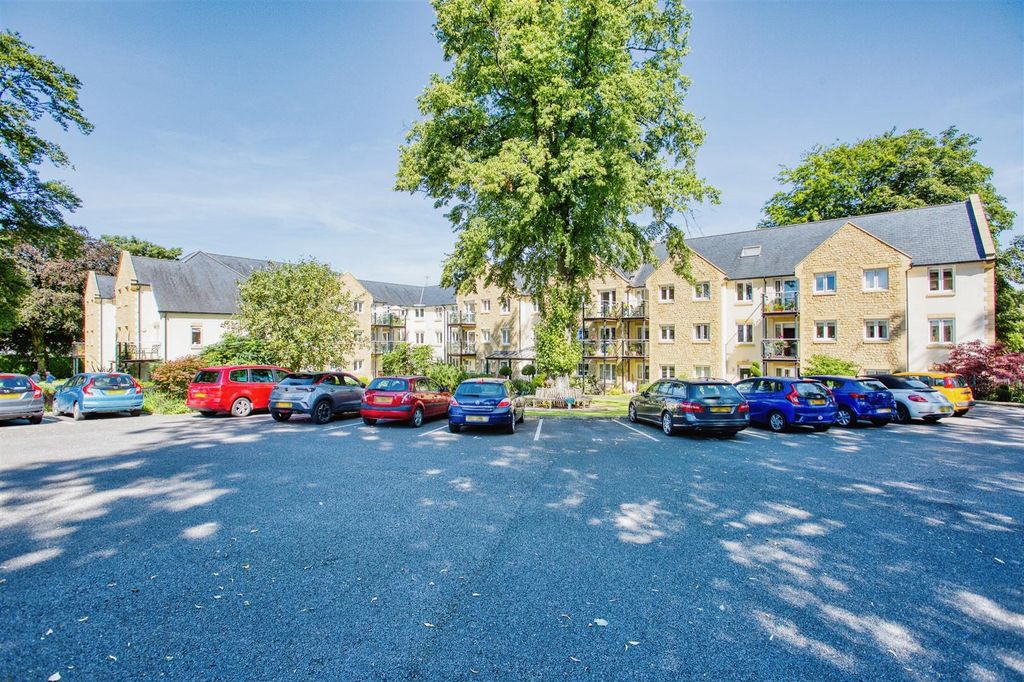 Property photo 1 of 20 Holmcroft Court