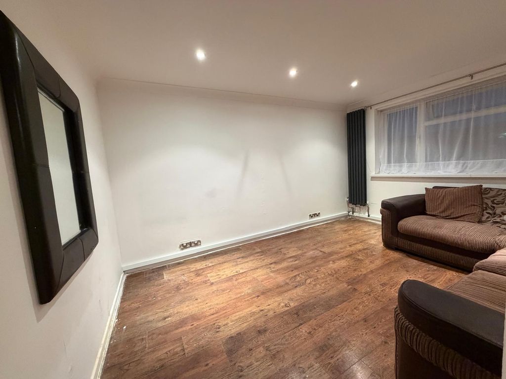 Property photo 1 of 6 Living Room