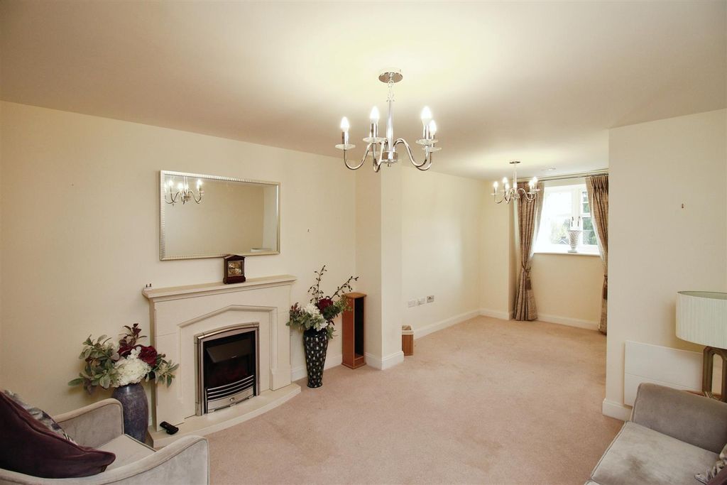 Property photo 2 of 33 Living Room