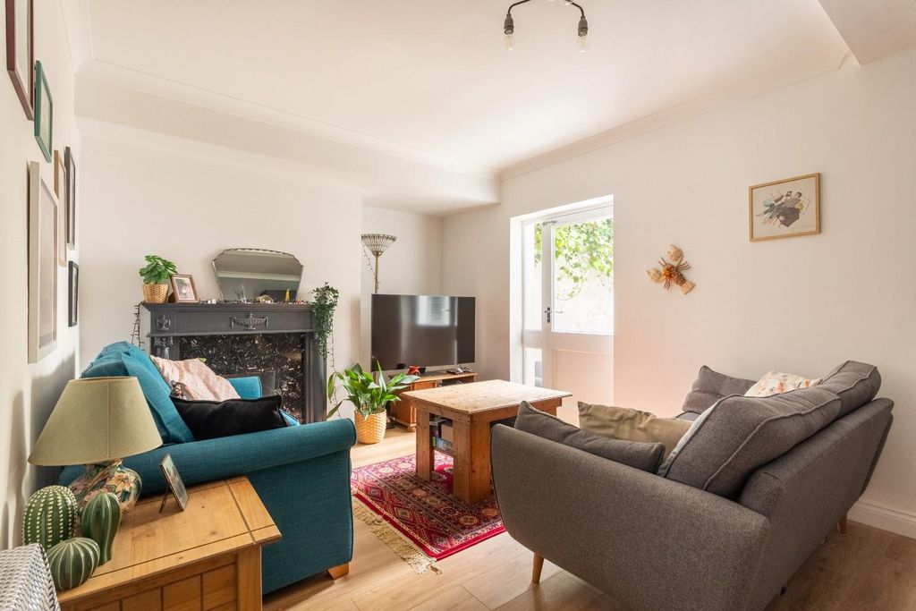 Property photo 3 of 15 Buckingham Road-11.Jpg