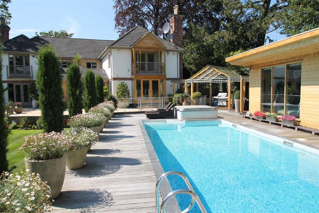 Property photo 2 of 37