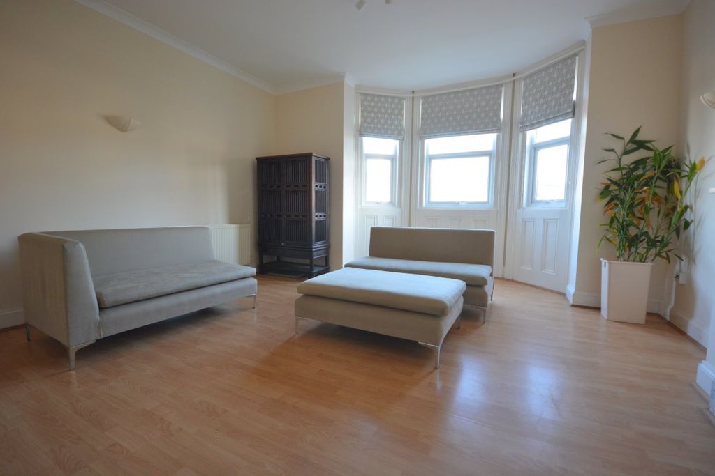 Property photo 3 of 7 Gallery