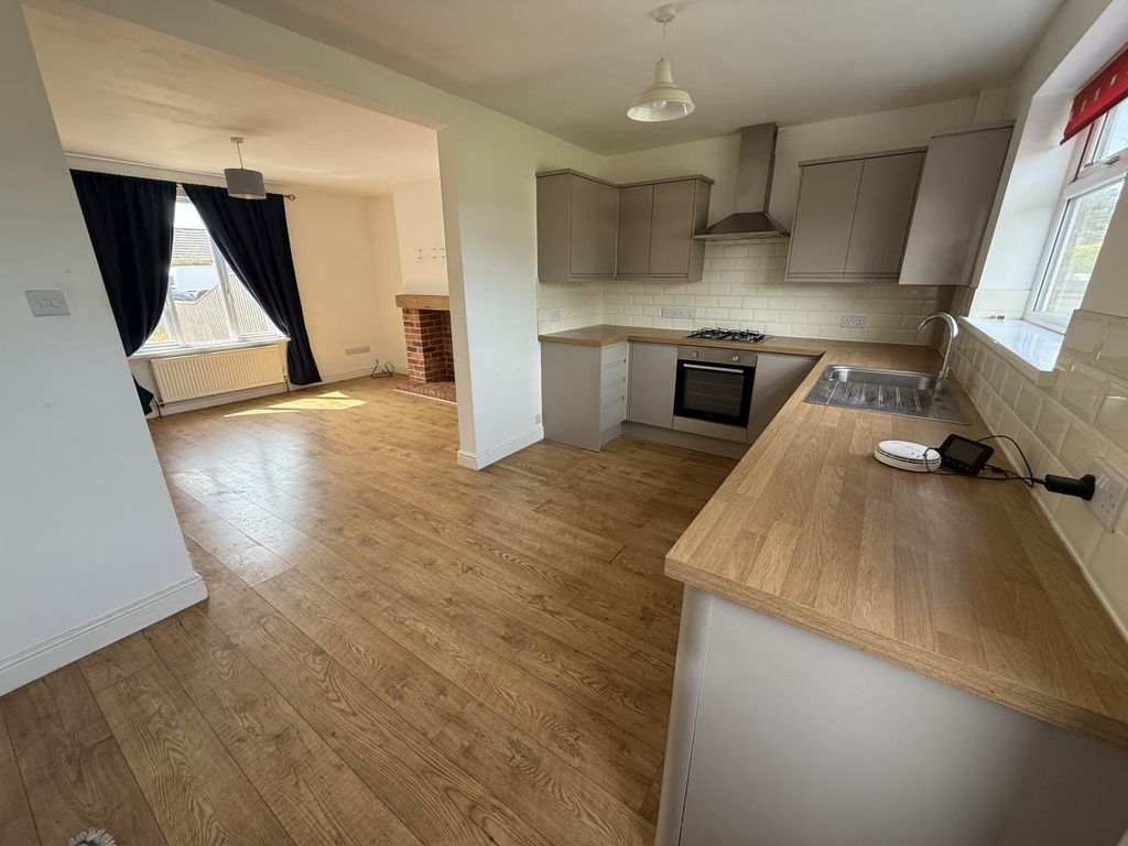 Property photo 3 of 11 Kitchen 2