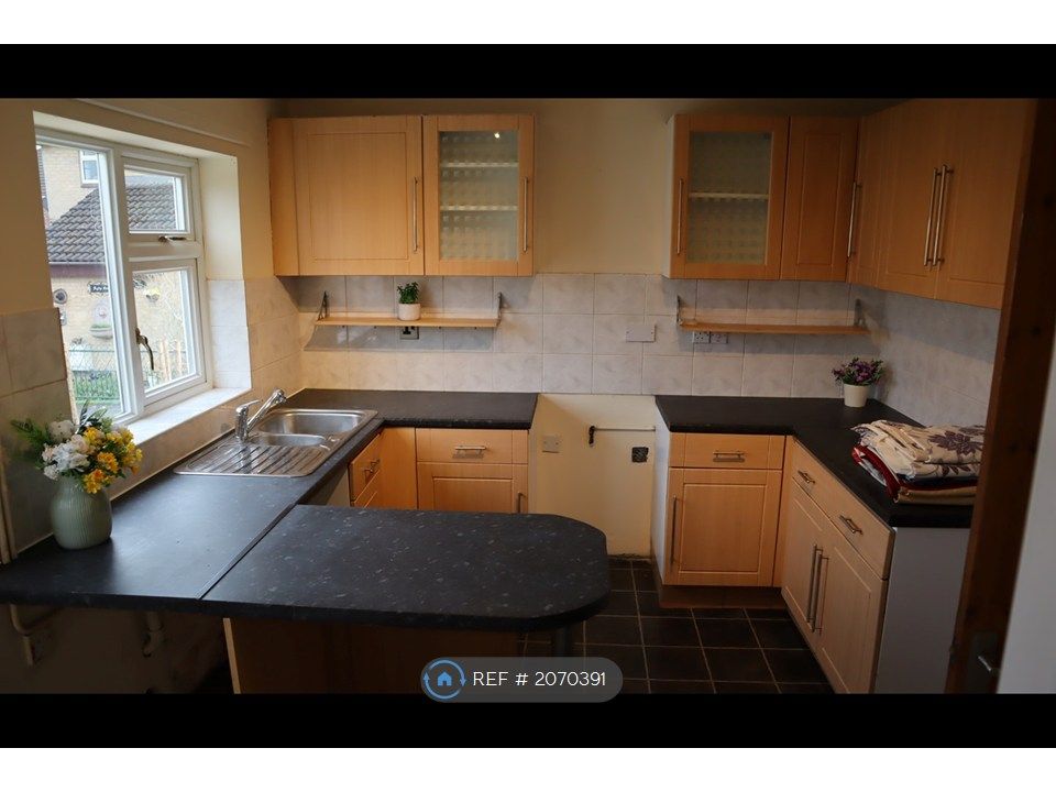 Property photo 3 of 12 Kitchen