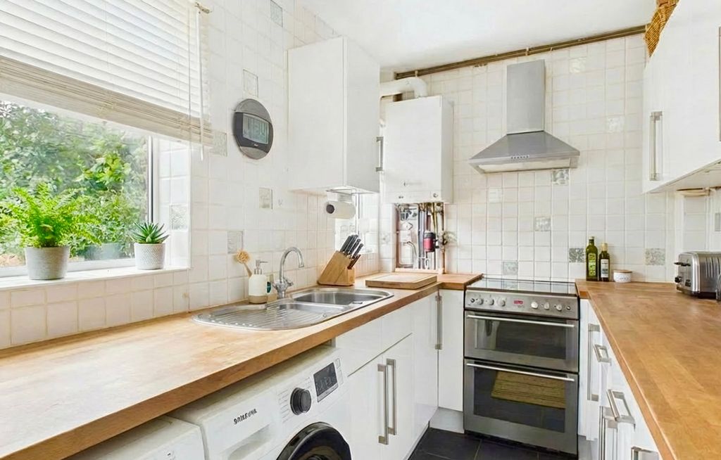 Property photo 3 of 9 Kitchen